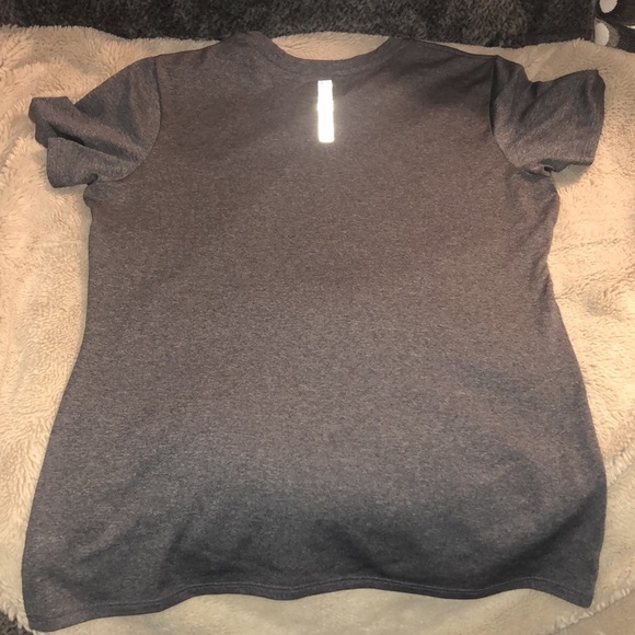 🎉4 for $20 Under Armour Run Semi-fitted Tee, medium - Picture 3 of 5